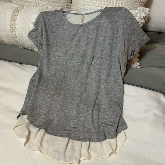 Gilli | Relaxed Heather Grey Tee with Split Back Tail Ruffle | Small - Picture 8 of 8